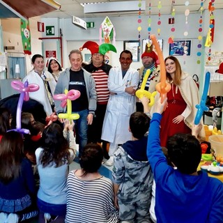 Cicciolin e la sua Corte portano un sorriso ai bambini del reparto pediatria di Savona