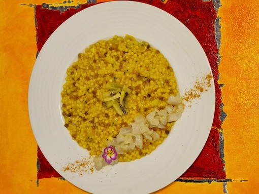 “Fregola alla curcuma con Kiwi e tartare di pescato” di Tiziana Piras “Fregola alla curcuma con Kiwi e tartare di pescato” di Tiziana Piras