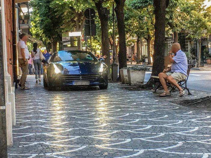 Albenga, Ferrari in mezzo al marciapiede: è di un noto industriale