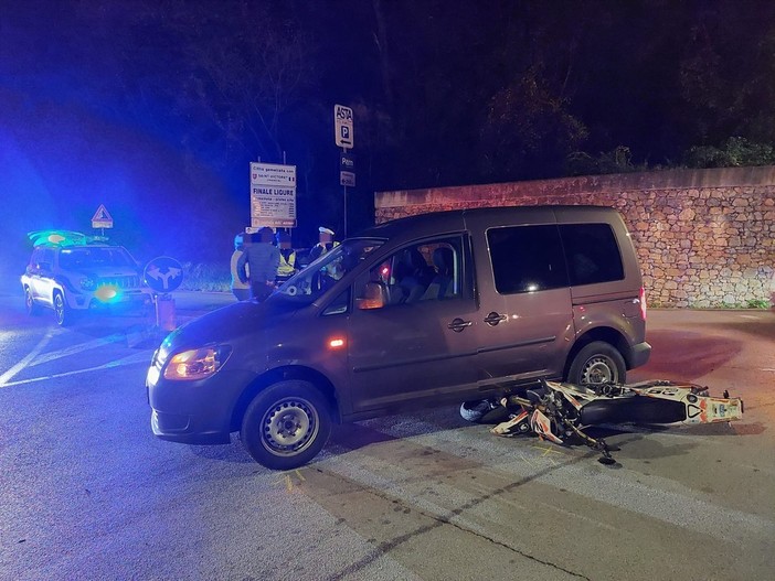 Finale, scontro nella rotonda per Calice sulla Sp490: giovane centauro in codice giallo Finale, scontro nella rotonda per Calice sulla Sp490: giovane centauro in codice giallo