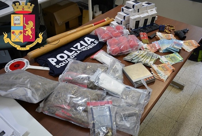 Spaccio di stupefacenti, ricettazione e detenzione illegale di arma: 29enne arrestato a Finale Spaccio di stupefacenti, ricettazione e detenzione illegale di arma: 29enne arrestato a Finale