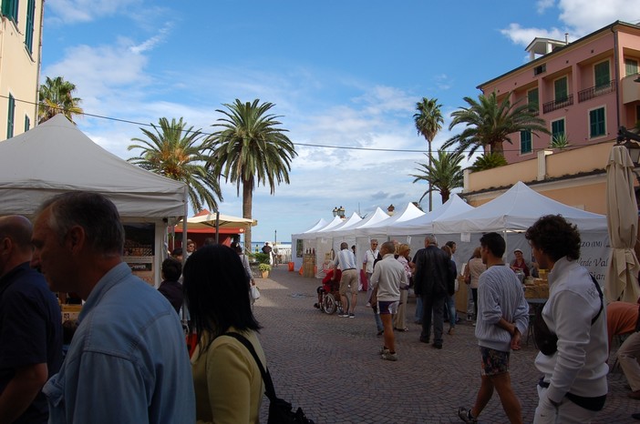 Laigueglia: prodotti tipici del territorio nel centro storico e pedalata ecologica con i big della bicicletta