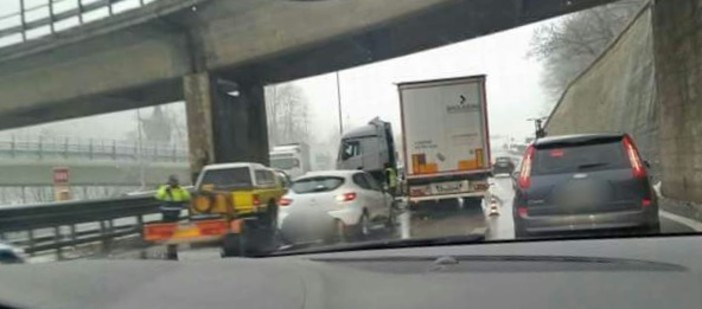 #Meteo e traffico: nevica sulla Torino-Savona e in Val Bormida, camion di traverso nei pressi di Altare #Meteo e traffico: nevica sulla Torino-Savona e in Val Bormida, camion di traverso nei pressi di Altare
