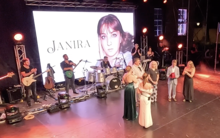 A Loano una serata di emozioni nel ricordo di Janira: Francesca Lina Valente dedica “Libera” e incanta con Rebecca Ferguson