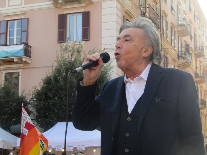 Carlo Freccero in piazza coi no-Green Pass, da Savona attacca tv e social: &quot;Un clima di propaganda atroce&quot; (FOTO e VIDEO)