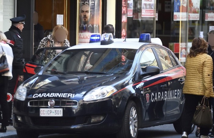 Sanremo: due giovanissime di Alassio fermate per un furto di cosmetici al grande magazzino Ovs (FOTO) Sanremo: due giovanissime di Alassio fermate per un furto di cosmetici al grande magazzino Ovs (FOTO)