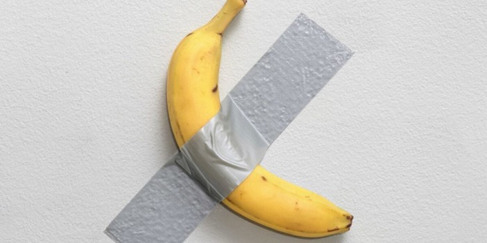 In foto Comedian (il comico), opera di Maurizio Cattelan In foto Comedian (il comico), opera di Maurizio Cattelan