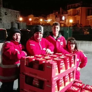 Toirano dona panettoni agli ultraottantenni