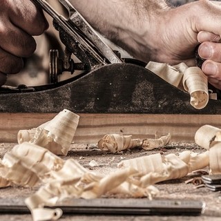Mobili in legno creati su misura nel laboratorio di falegnameria Mobili in legno creati su misura nel laboratorio di falegnameria