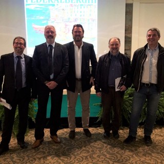 La foto inviata in allegato, ritrae una parte della delegazione di Federalberghi Savona intervenutaall'Assemblea di Rapallo, insieme al Sen. Bernabò Bocca, Presidente Nazionale Federalberghi (da sinistra:Valle, Cerminara, Bocca, Amura, Bruzzone)