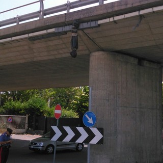 Fantoccio appeso dal ponte dell'Aurelia ad Albenga