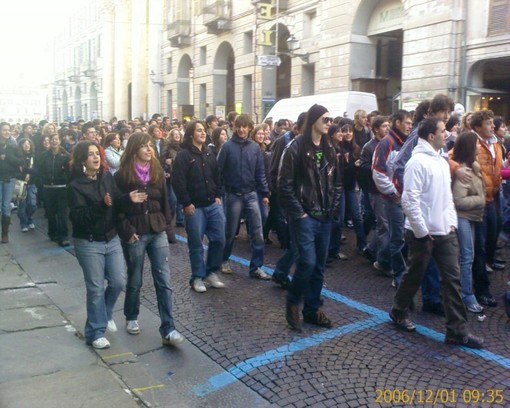 Savona: manifestazione studentesca contro l’approvazione definitiva della Riforma Gelmini Savona: manifestazione studentesca contro l’approvazione definitiva della Riforma Gelmini