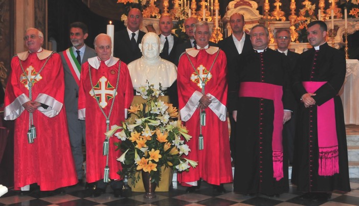 Pietra Ligure, grande successo di pubblico alla benedizione del busto restaurato di San Giovanni XXIII