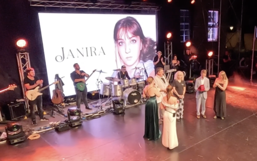 A Loano una serata di emozioni nel ricordo di Janira: Francesca Lina Valente dedica “Libera” e incanta con Rebecca Ferguson A Loano una serata di emozioni nel ricordo di Janira: Francesca Lina Valente dedica “Libera” e incanta con Rebecca Ferguson