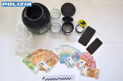 Savona, cocaina nei barattoli per integratori: arrestato un 26enne albanese Savona, cocaina nei barattoli per integratori: arrestato un 26enne albanese
