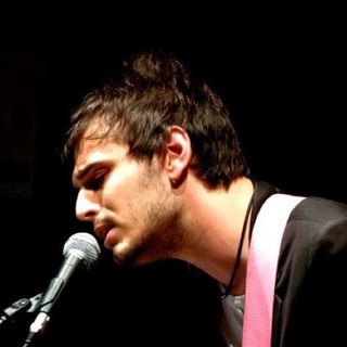 Albenga, il chitarrista di Max Pezzali (e non solo) Davide Ferrario sul palco del Teatro Ambra per Ottobre De André