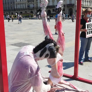 Flash mob di protesta a Savona: Iene Vegane "a testa in giù" per riprodurre la macellazione degli animali"