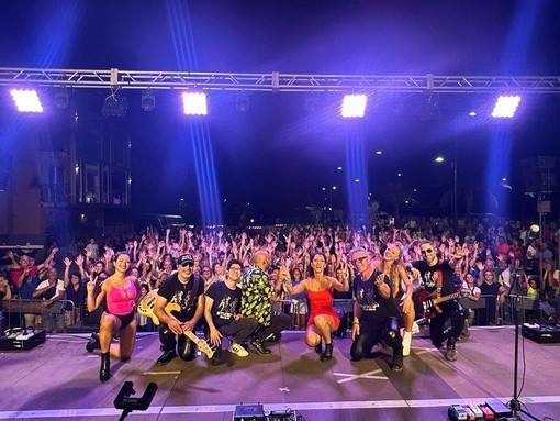 Il Ferragosto al mare ad Albenga è stato un successo: musica con turisti e residenti sulle spiagge e in Piazza De Andrè Il Ferragosto al mare ad Albenga è stato un successo: musica con turisti e residenti sulle spiagge e in Piazza De Andrè