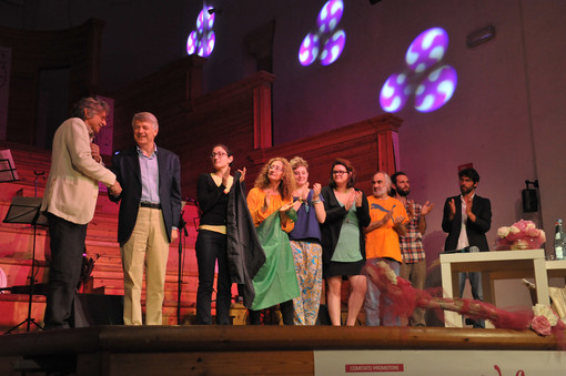 Nella foto i vincitori del 2012: gli abitanti dell'Aquila e Ferruccio de Bortoli, premiati da Elio Ferraris Nella foto i vincitori del 2012: gli abitanti dell'Aquila e Ferruccio de Bortoli, premiati da Elio Ferraris