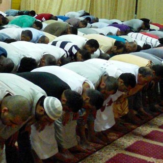 Foto di fedeli musulmani in preghiera (fonte Facebook Comunità Islamica Cuneo)