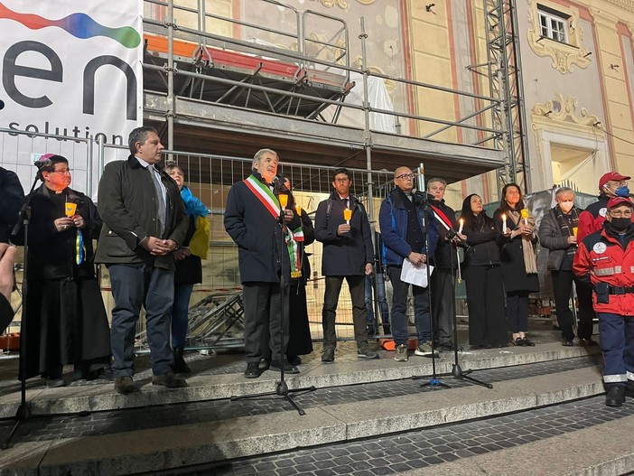 Fiaccolata per la pace, Toti: "Liguria al fianco dell’Ucraina" Fiaccolata per la pace, Toti: "Liguria al fianco dell’Ucraina"
