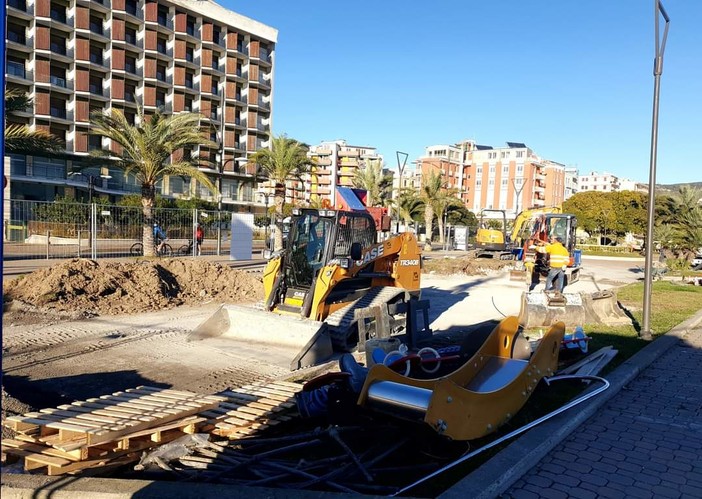 Pietra, sul Lungomare Bado un parco giochi all'insegna dell'inclusività sociale (FOTO) Pietra, sul Lungomare Bado un parco giochi all'insegna dell'inclusività sociale (FOTO)