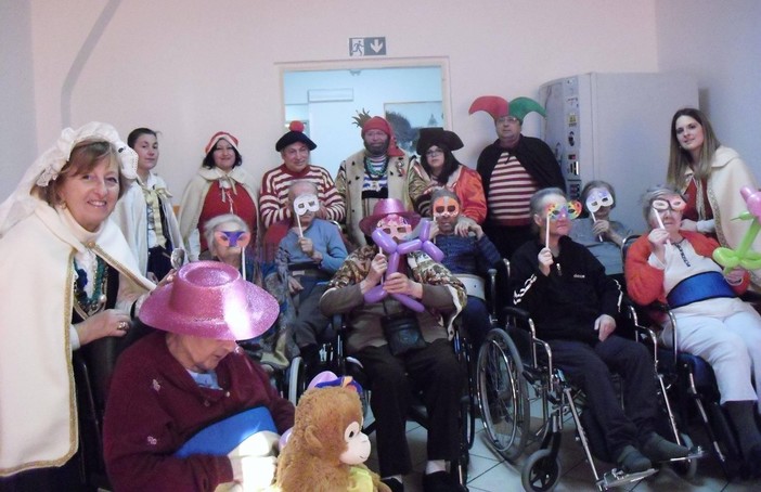 Cicciolin e la sua corte in visita agli anziani nelle case di cura