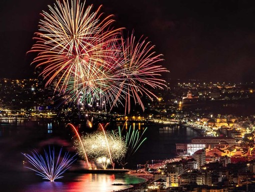 Pietra Ligure, Ferragosto tra fede e spettacolo: il 15 agosto tornano i fuochi piromusicali sul mare Pietra Ligure, Ferragosto tra fede e spettacolo: il 15 agosto tornano i fuochi piromusicali sul mare