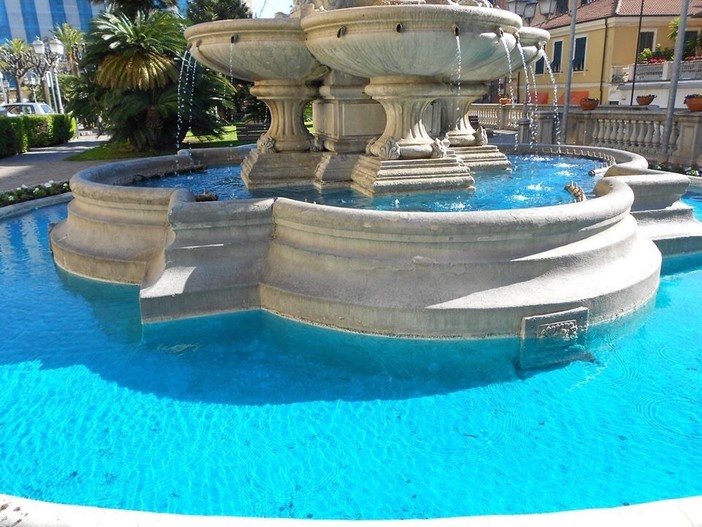 Giornata Mondiale Autismo, le fontane di Alassio si tingono di blu Giornata Mondiale Autismo, le fontane di Alassio si tingono di blu