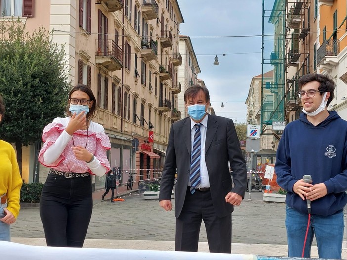 Savona, marcia dei ragazzi di Fridays For Future: incontro con il sindaco Russo (FOTO) Savona, marcia dei ragazzi di Fridays For Future: incontro con il sindaco Russo (FOTO)