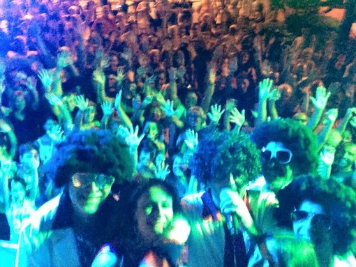 Grande successo ieri sera a Finalpia per la Festa "Flower Power"