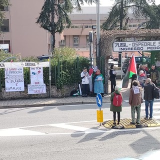 "La sanità non si imprigiona mai. Il silenzio è complice": flashmob davanti all'ospedale San Paolo (FOTO)