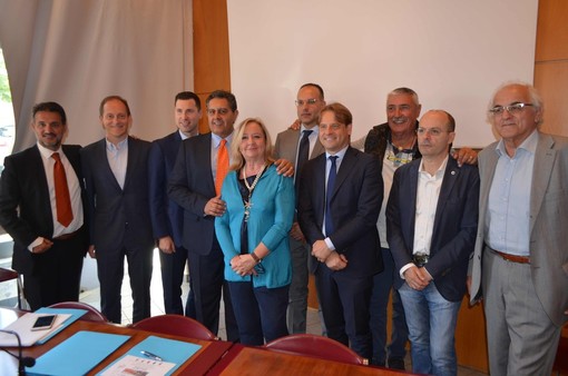 Il sindaco di Andora Mauro Demichelis firma per la futura ciclopedonale Il sindaco di Andora Mauro Demichelis firma per la futura ciclopedonale