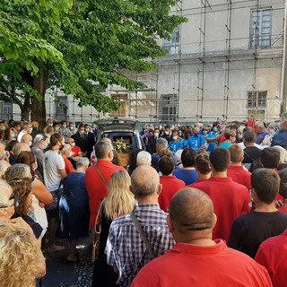 Savona, l'ultimo commosso saluto nella chiesa e nella piazza di Sant'Ambrogio a Flavio Ermellino Savona, l'ultimo commosso saluto nella chiesa e nella piazza di Sant'Ambrogio a Flavio Ermellino