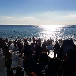 Finale Ligure: epifania con il cimento invernale sul lungomare Migliorini