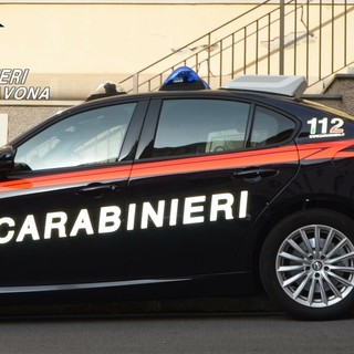 Quiliano, trovato dai carabinieri con panetti di hashish, denaro e una lama: obbligo di firma per un 25enne