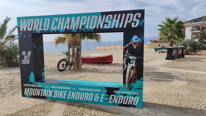 VIDEO | Finale veste i colori iridati. Il paddock sul lungomare, il palco in piazza: la città è già in clima mondiale VIDEO | Finale veste i colori iridati. Il paddock sul lungomare, il palco in piazza: la città è già in clima mondiale