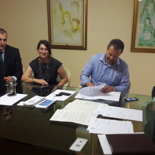 Il momento della firma. Da sinistra: Alessio Berta, Area Manager Savona-Imperia di Banca Carige; Laura Pagliarini, coordinatrice Federalberghi SV; Andrea Valle, Presidente Federalberghi SV; Vincenzo Bertino, Presidente Confcommercio SV