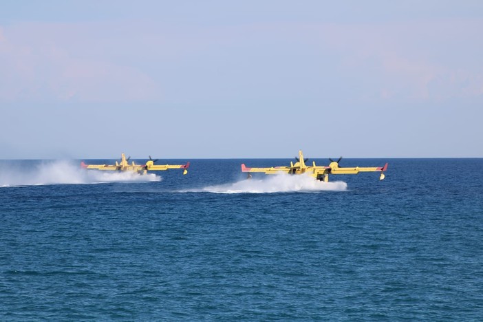 Motoscafo ostacola i canadair al rifornimento d'acqua, individuato il pilota: diverse le ipotesi di reato (VIDEO) Motoscafo ostacola i canadair al rifornimento d'acqua, individuato il pilota: diverse le ipotesi di reato (VIDEO)