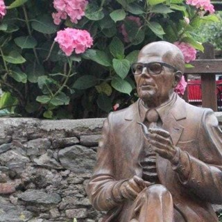 "Un francobollo per Sandro Pertini": a realizzarlo gli studenti delle scuole di Stella "Un francobollo per Sandro Pertini": a realizzarlo gli studenti delle scuole di Stella