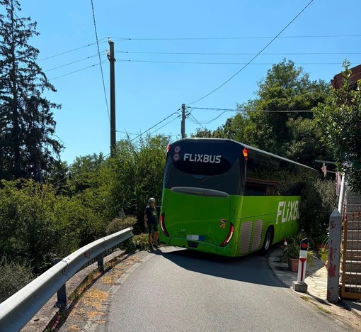Varazze, Flixbus incastrato a Campomarzio: intervento dei vigili del fuoco Varazze, Flixbus incastrato a Campomarzio: intervento dei vigili del fuoco