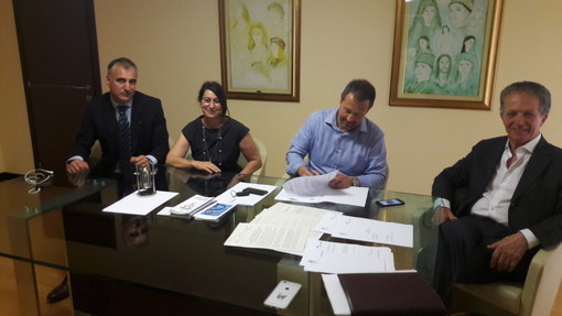 Il momento della firma. Da sinistra: Alessio Berta, Area Manager Savona-Imperia di Banca Carige; Laura Pagliarini, coordinatrice Federalberghi SV; Andrea Valle, Presidente Federalberghi SV; Vincenzo Bertino, Presidente Confcommercio SV Il momento della firma. Da sinistra: Alessio Berta, Area Manager Savona-Imperia di Banca Carige; Laura Pagliarini, coordinatrice Federalberghi SV; Andrea Valle, Presidente Federalberghi SV; Vincenzo Bertino, Presidente Confcommercio SV