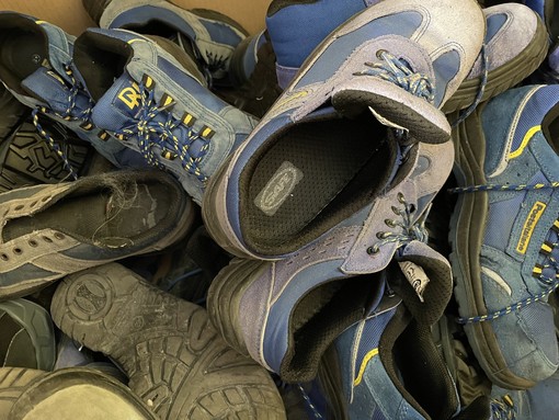 Savona, Poste Italiane ricicla le scarpe dei portalettere per pavimentare le aree gioco dei bambini Savona, Poste Italiane ricicla le scarpe dei portalettere per pavimentare le aree gioco dei bambini