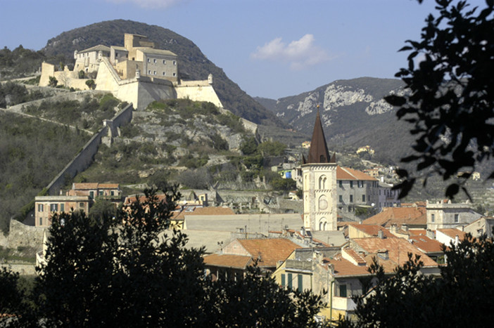Finalborgo, l'Amministrazione e Finale Ambiente hanno incontrato i residenti: svelato il nuovo sistema di raccolta differenziata Finalborgo, l'Amministrazione e Finale Ambiente hanno incontrato i residenti: svelato il nuovo sistema di raccolta differenziata