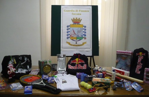Sequestrati dalla Guardia di Finanza circa 2000 prodotti tra giocattoli, presidi medici e capi di abbigliamento Sequestrati dalla Guardia di Finanza circa 2000 prodotti tra giocattoli, presidi medici e capi di abbigliamento
