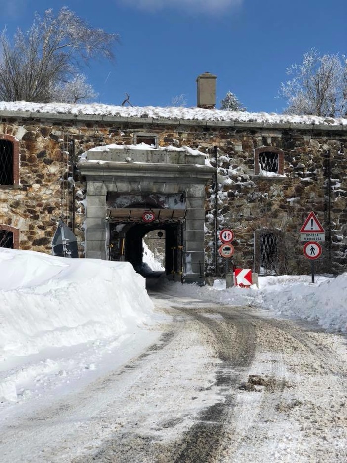 Pulizia strade vicino al Forte del Melogno: SP 490 chiusa Pulizia strade vicino al Forte del Melogno: SP 490 chiusa