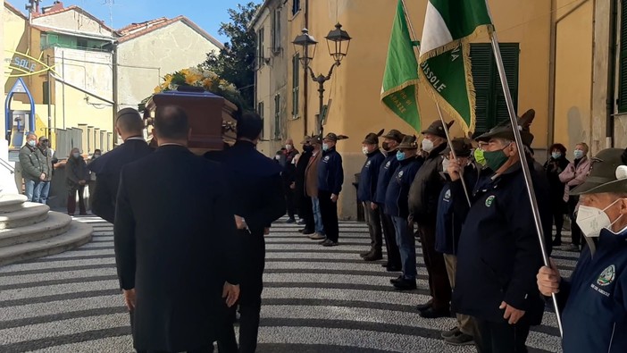Albissola, l'ultimo commosso saluto a "U Megu", lo storico sindaco Franco Gervasio (FOTO e VIDEO) Albissola, l'ultimo commosso saluto a "U Megu", lo storico sindaco Franco Gervasio (FOTO e VIDEO)