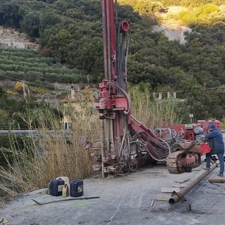 Giustenice, in corso i lavori di consolidamento della scarpata arginale del torrente Scarincio (FOTO)