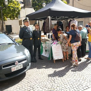 Finzy torna per l'ANT. Trecento capi d’abbigliamento sequestrati e donati dalla Guardia di Finanza per sostenere la prevenzione oncologica ANT sulla Riviera Ligure