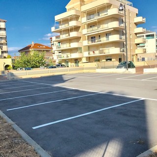 Albenga, a breve l'apertura della piazza in via Isonzo: realizzati 21 parcheggi di cui uno per disabili